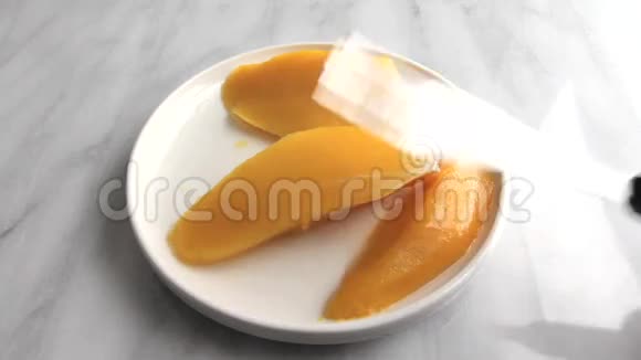 一盘被吃掉的芒果罐头视频的预览图