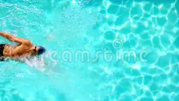 游泳运动员游过头顶的游泳池视频的预览图