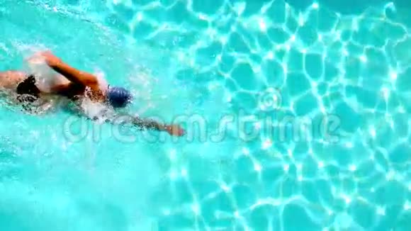 游泳运动员游过头顶的游泳池视频的预览图