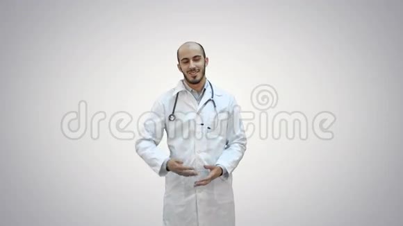 微笑的医生在白色背景上和摄像机说话视频的预览图