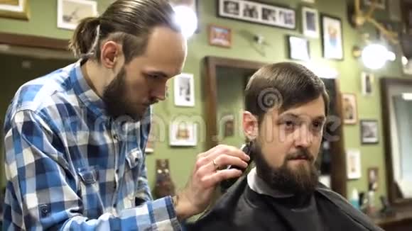 理发店用电动剃须刀集中理发视频的预览图