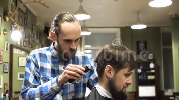 理发店用电动剃须刀集中理发视频的预览图