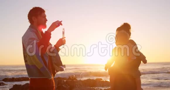 一家人在海滩玩4k视频的预览图