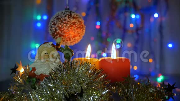 新年和圣诞装饰品燃烧蜡烛闪耀的加兰背景模糊漂亮的红球视频的预览图