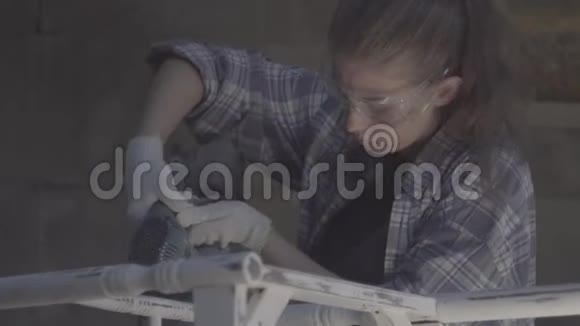 女木匠设计师用电动工具工作视频的预览图