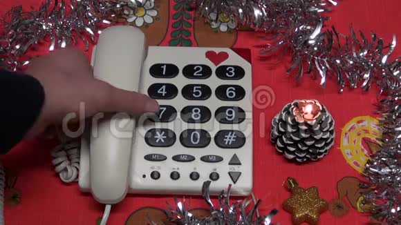 带圣诞装饰的老式电话视频的预览图