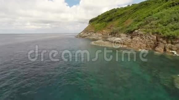 沿着岩石海岸飞行飞行高度5米视频的预览图