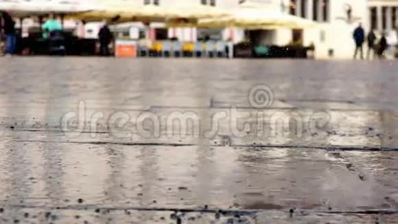不专注的模糊行走的人在市场广场而雨是盘剥视频的预览图