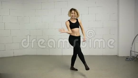 亚洲年轻女子舞蹈工作室现代与街头编舞爵士乐视频的预览图