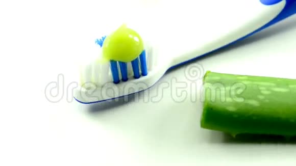 芦荟牙膏和牙刷视频的预览图