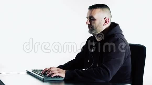 黑色键盘上的黑客打字白色背景视频的预览图