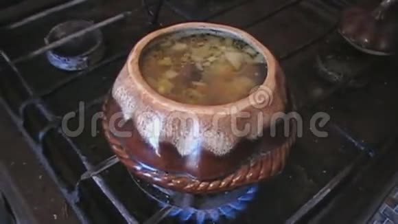 用鸡和蘑菇在锅里煮汤视频的预览图