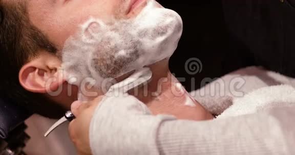 一个刮胡子的男人视频的预览图