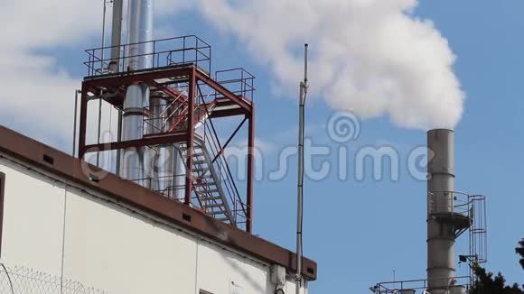 工业建筑的烟雾视频的预览图