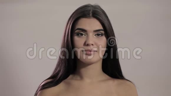 年轻漂亮的女孩模特微笑白种人外表的肖像调情视频的预览图
