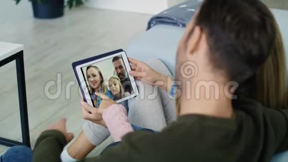 家庭在客厅里使用平板电脑视频的预览图