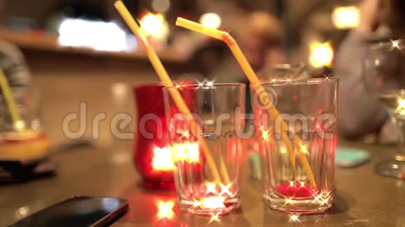 晚上在酒吧喝新鲜果汁视频的预览图