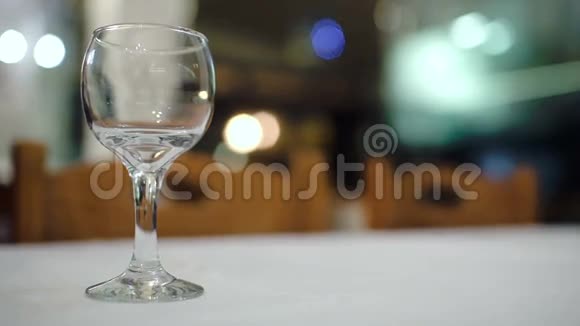 在餐馆里把白葡萄酒倒入酒杯视频的预览图