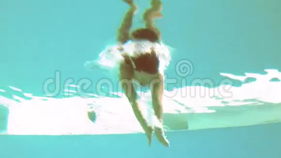 布鲁内特在游泳池水下潜水视频的预览图