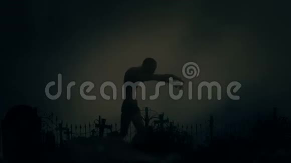 男性僵尸从坟墓中走出墓地视频的预览图