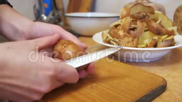 在家庭厨房里清洗土豆视频的预览图
