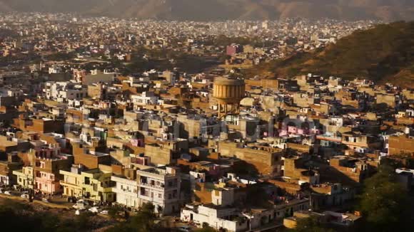 从寺庙的小山上看到斋浦尔粉红色的城市五颜六色的立面和细节视频的预览图