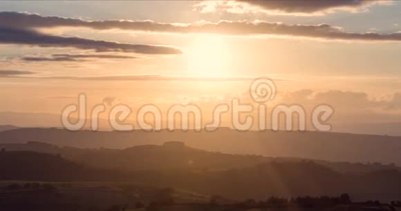 英国什罗普郡连绵起伏的山丘上的阳光视频的预览图
