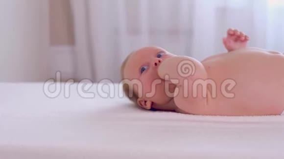 可爱的小宝宝躺在床上视频的预览图