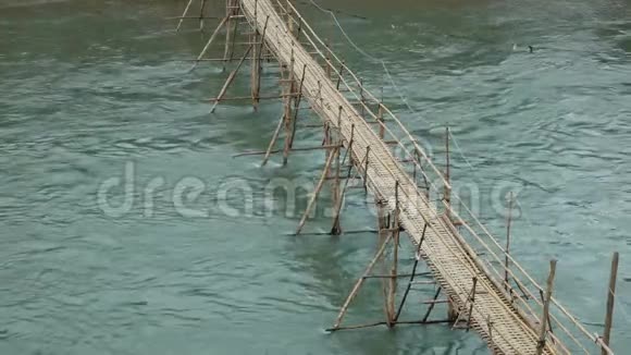 琅勃拉邦河上竹桥视频的预览图