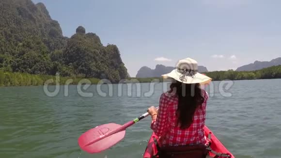 女子划艇在泻湖动作相机pov后后视女孩划艇在皮划艇视频的预览图