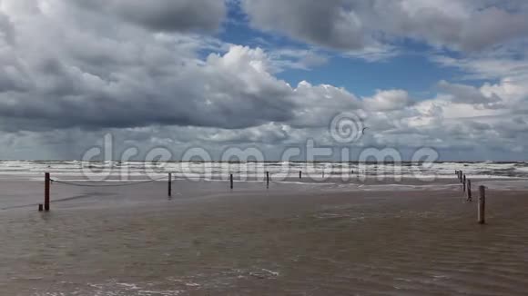 在大雨过后的神奇的拉科克海滩上视频的预览图