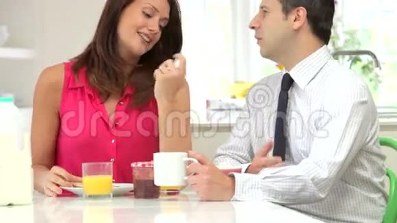 夫妻在丈夫上班前吃早餐视频的预览图