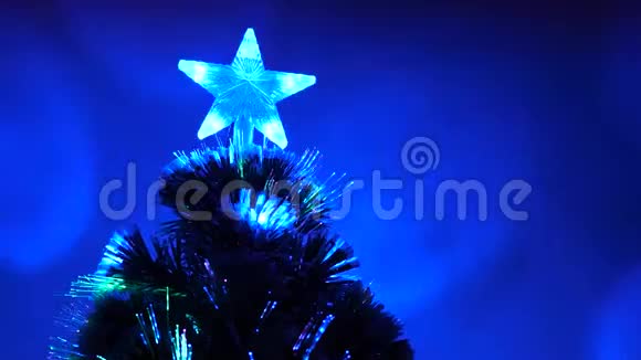 圣诞树节日快乐新年2020的心情圣诞内饰房间里有一棵漂亮的圣诞树上面装饰着视频的预览图