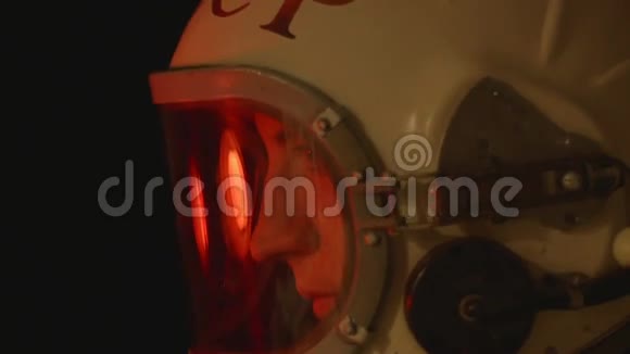戴头盔的女宇航员视频的预览图