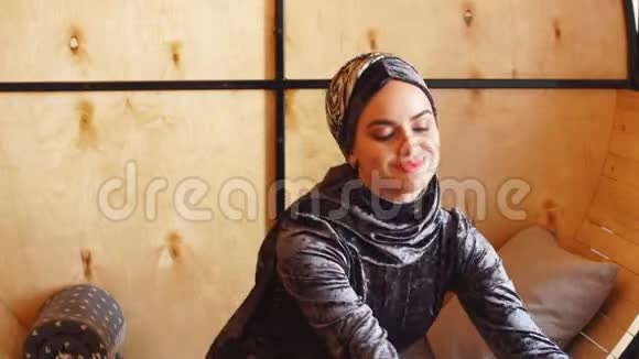 在咖啡厅工作的穆斯林女商人视频的预览图