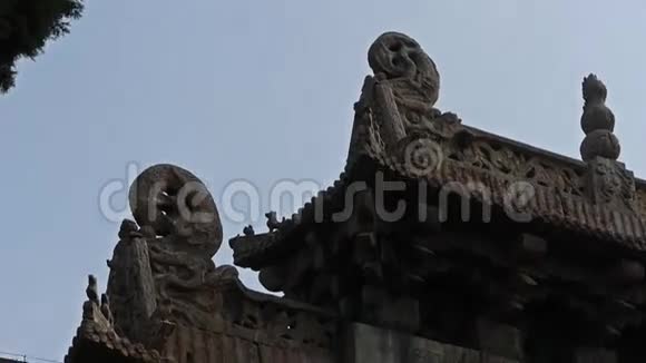 古城门前的中国石拱和石狮视频的预览图