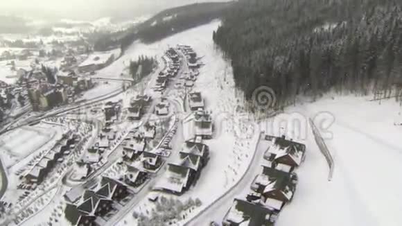 冬季山上房屋的空中拍摄视频的预览图