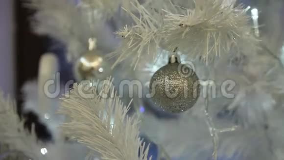 白色圣诞树上燃烧的花环视频的预览图
