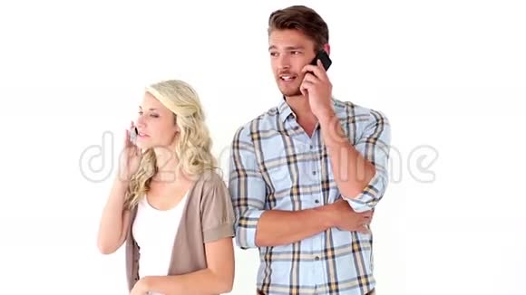 有魅力的年轻夫妇在电话里聊天视频的预览图