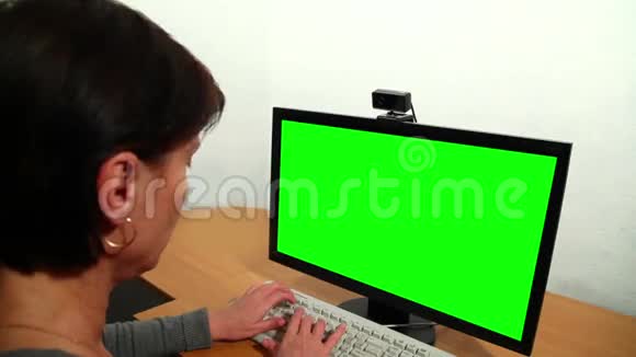 女人在肩膀上打字钥匙绿色视频的预览图