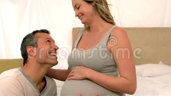 幸福的未来父母在卧室摸肚子视频的预览图