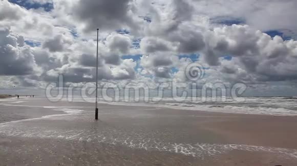 在大雨过后的神奇的拉科克海滩上视频的预览图
