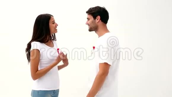有魅力的年轻夫妇支持艾滋病意识视频的预览图