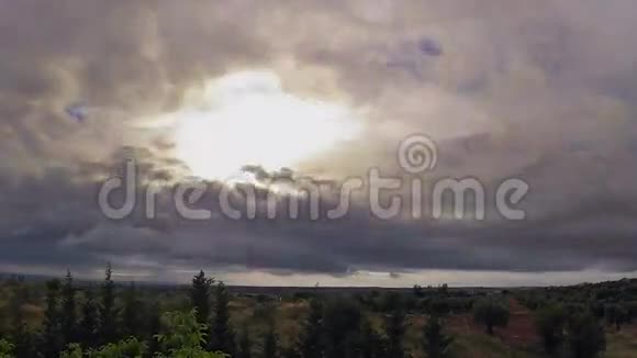 橄榄树林戏剧性的天空和日落时间推移视频的预览图