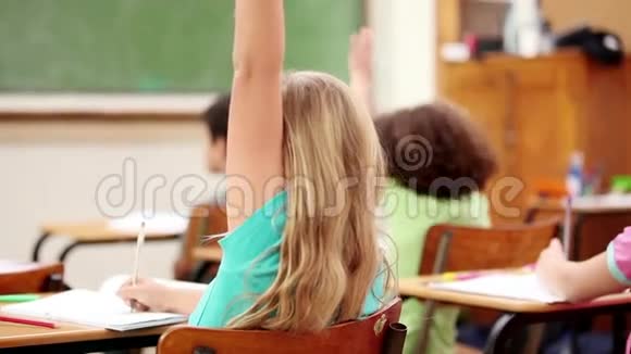 快乐的小学生举起手指视频的预览图