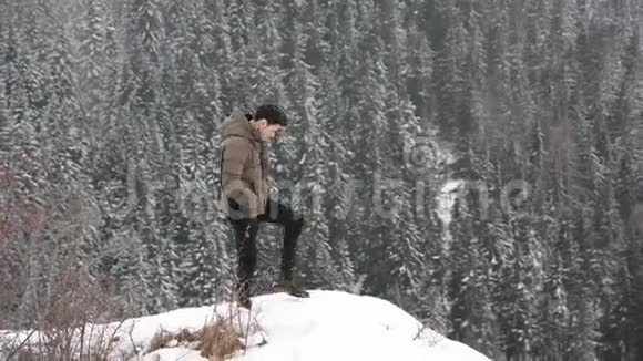 穿外衣的人站在雪地里视频的预览图
