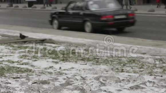 冬天街上的人和车模糊了视频的预览图