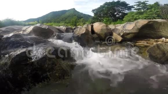 超高清4K岩石流自然水视频的预览图