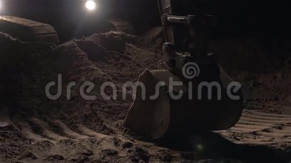 挖掘机挖砂及夜间道路工程中的粉尘作业挖泥土斗的近景视频的预览图