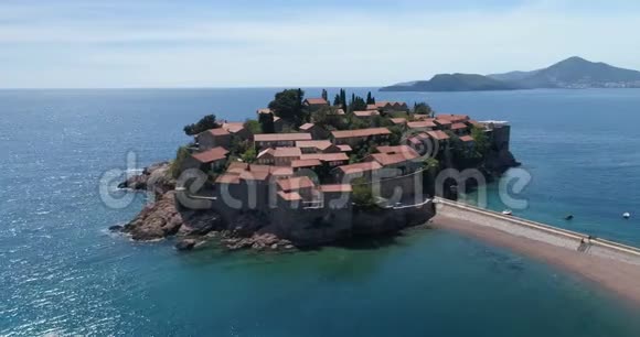 黑山SvetiStefan小岛和度假胜地的鸟瞰图视频的预览图